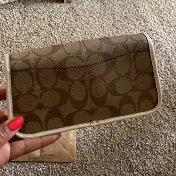 NWT AUTHENTIC COACH Wristlet In Signature Canvas 🌼 - Picture 7 of 11